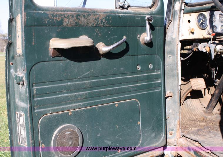 image for item 4670 1964 International 190 grain truck