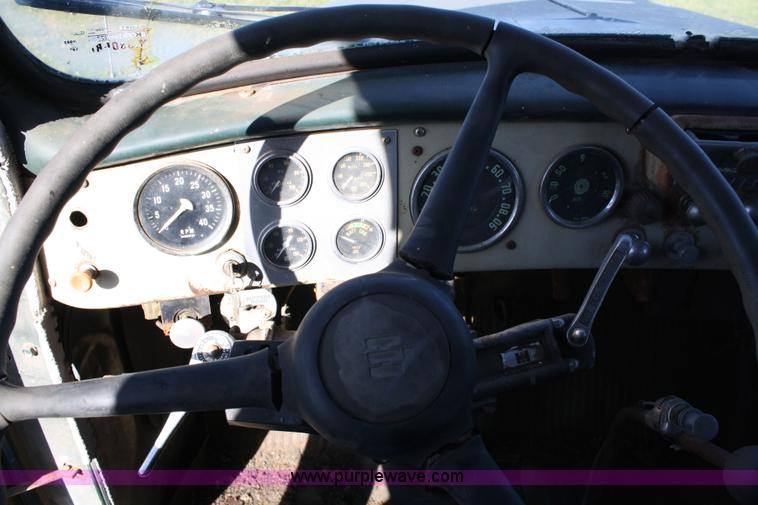 image for item 4670 1964 International 190 grain truck