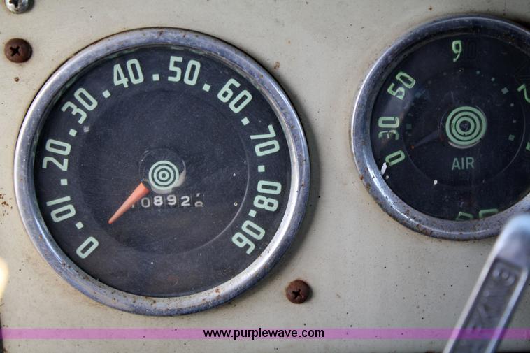 image for item 4670 1964 International 190 grain truck