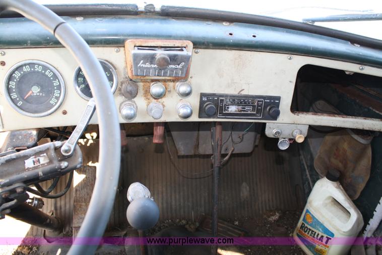 image for item 4670 1964 International 190 grain truck