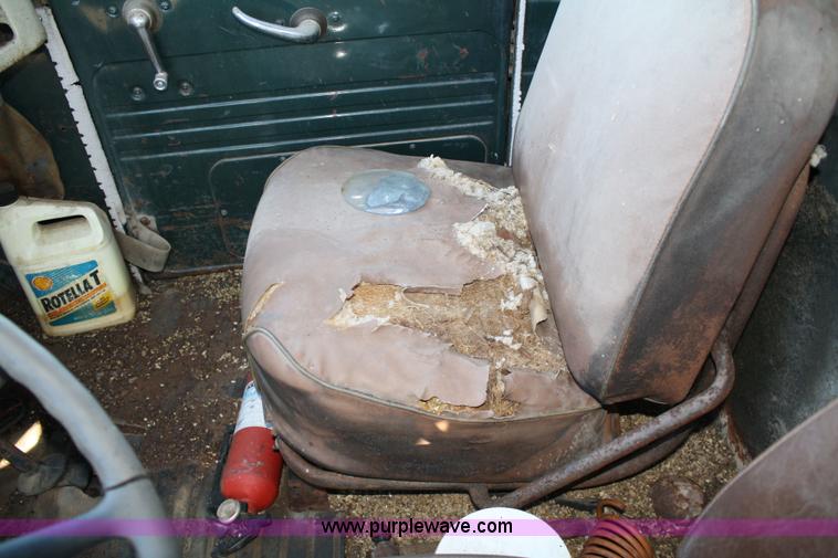 image for item 4670 1964 International 190 grain truck