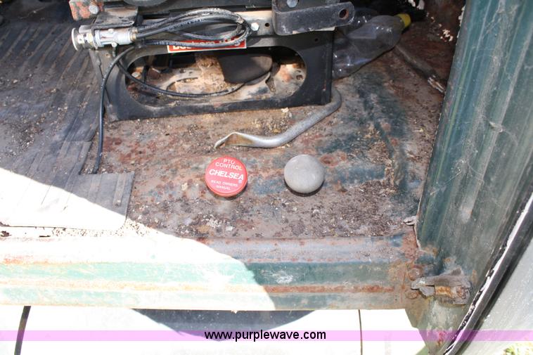 image for item 4670 1964 International 190 grain truck