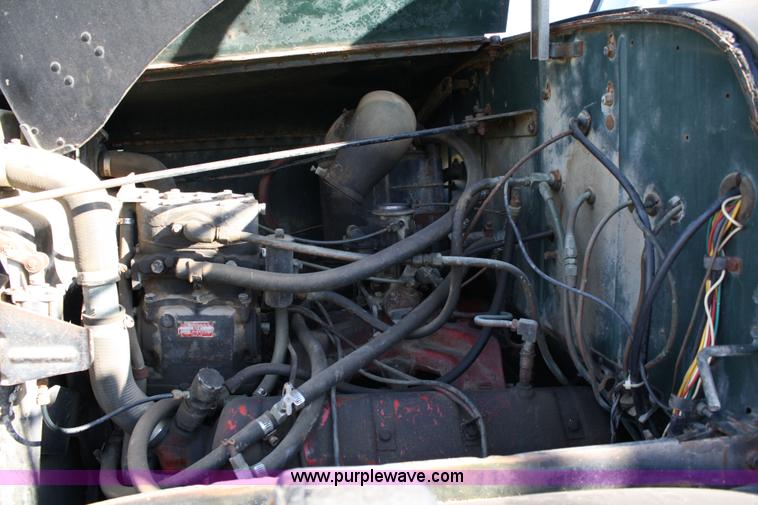 image for item 4670 1964 International 190 grain truck