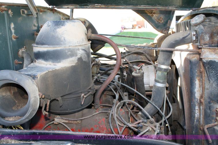 image for item 4670 1964 International 190 grain truck