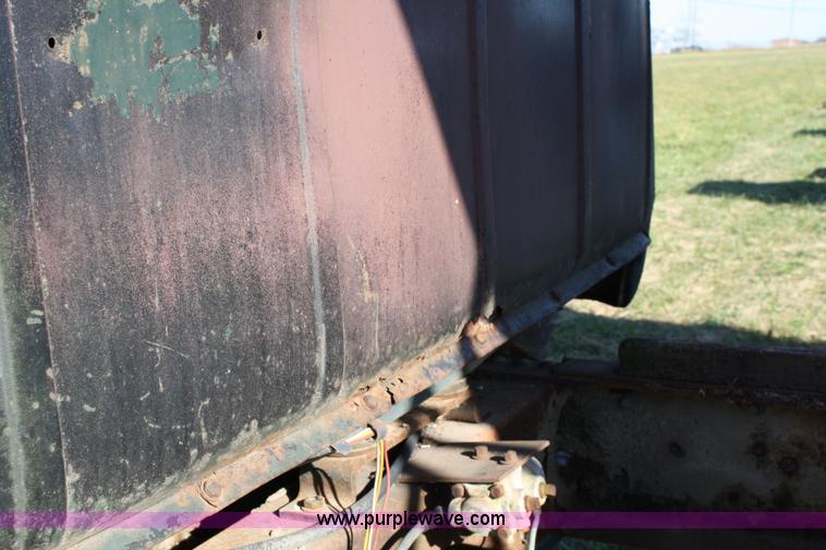 image for item 4670 1964 International 190 grain truck