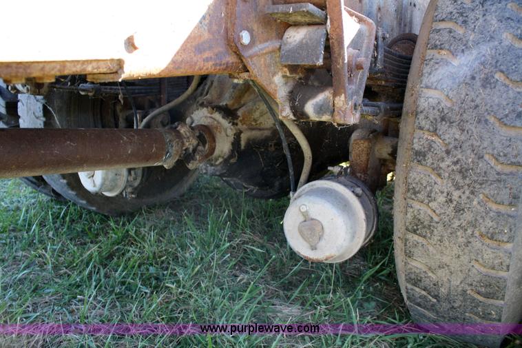 image for item 4670 1964 International 190 grain truck