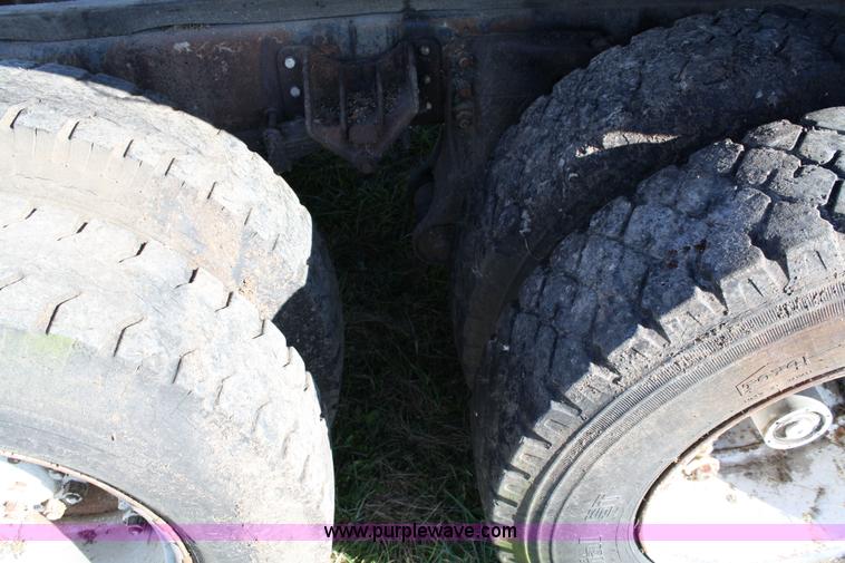 image for item 4670 1964 International 190 grain truck