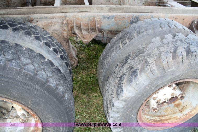 image for item 4670 1964 International 190 grain truck