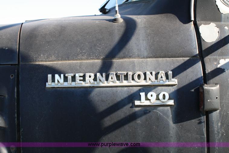 image for item 4670 1964 International 190 grain truck