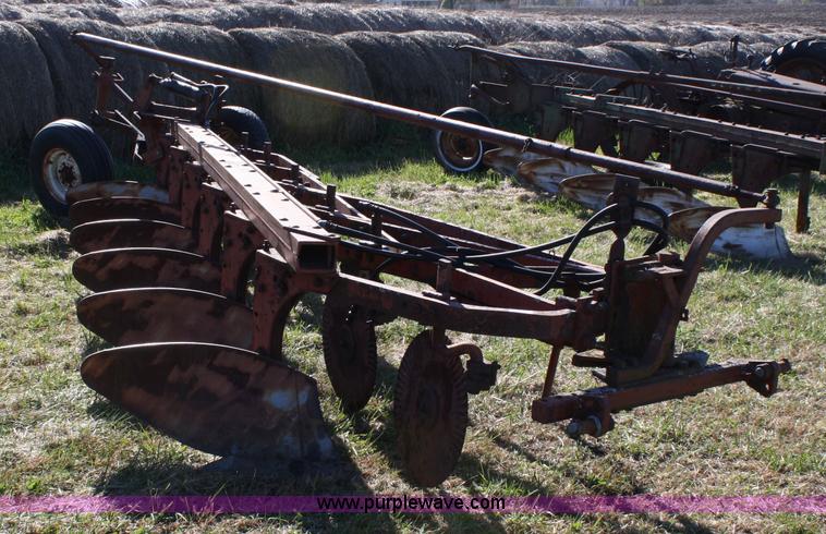 image for item 4690 International 560 plow