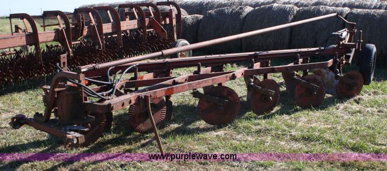 image for item 4690 International 560 plow