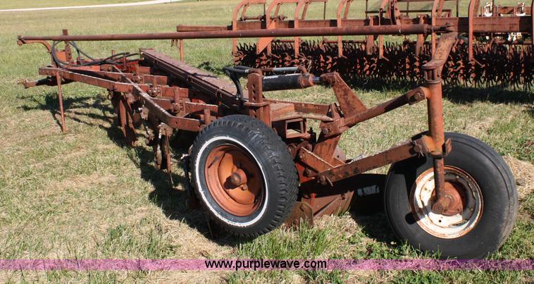 image for item 4690 International 560 plow