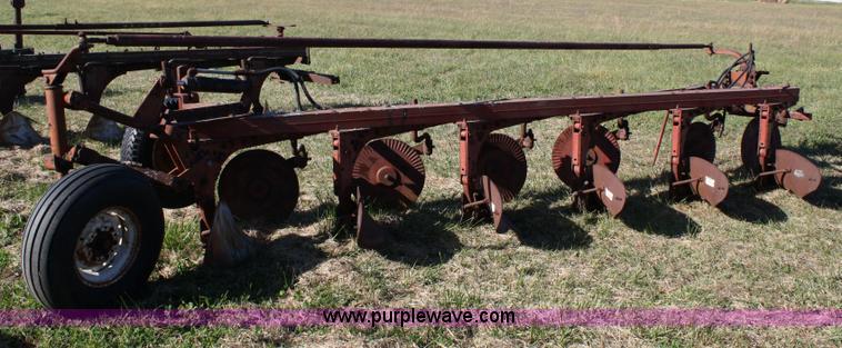 image for item 4690 International 560 plow