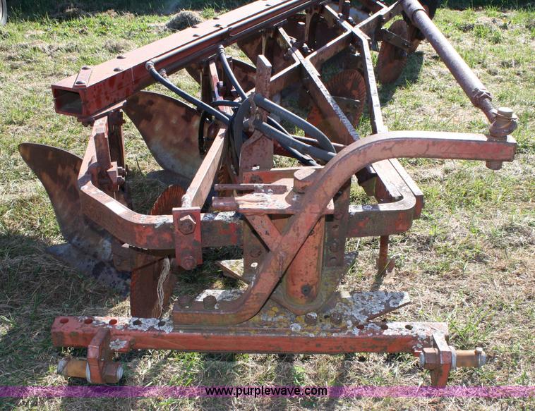 image for item 4690 International 560 plow