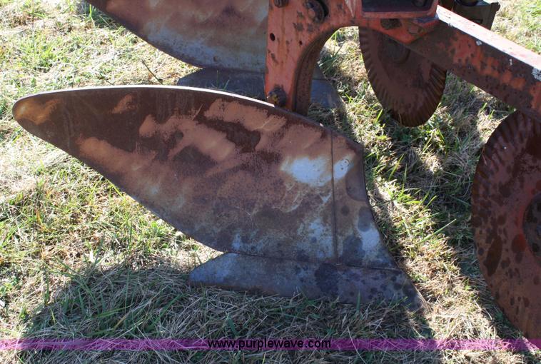 image for item 4690 International 560 plow