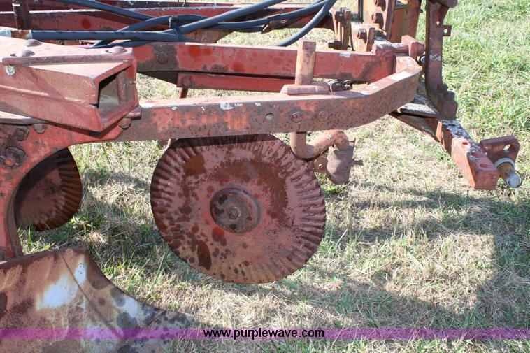 image for item 4690 International 560 plow