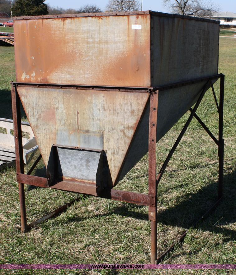 image for item 4695 Bin on stand