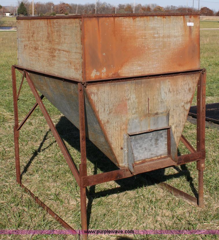 image for item 4695 Bin on stand