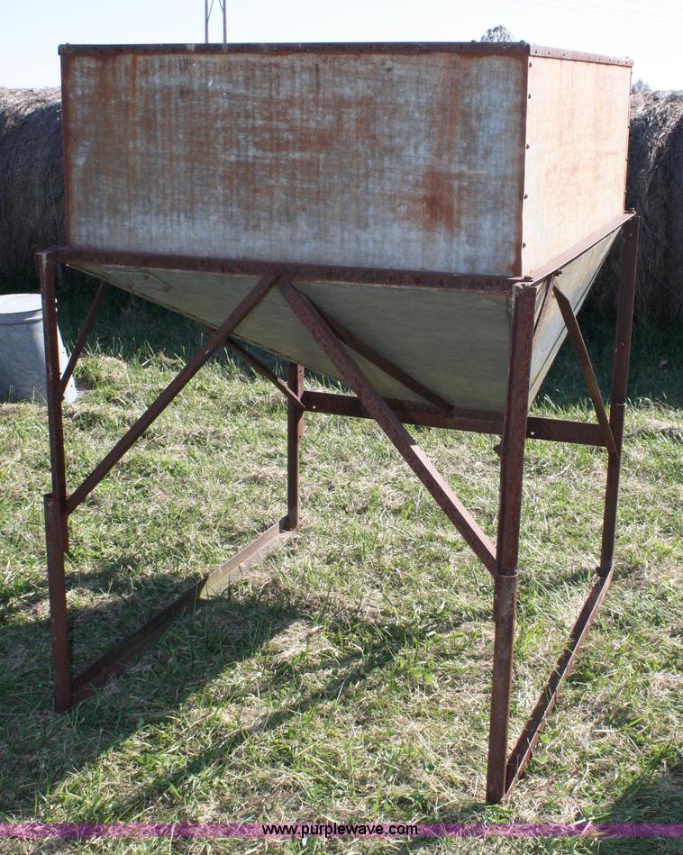 image for item 4695 Bin on stand