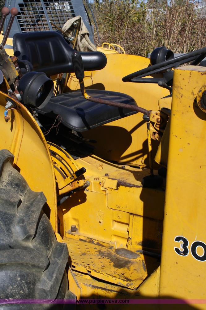 image for item 4706 1981 John Deere 302A tractor with loader