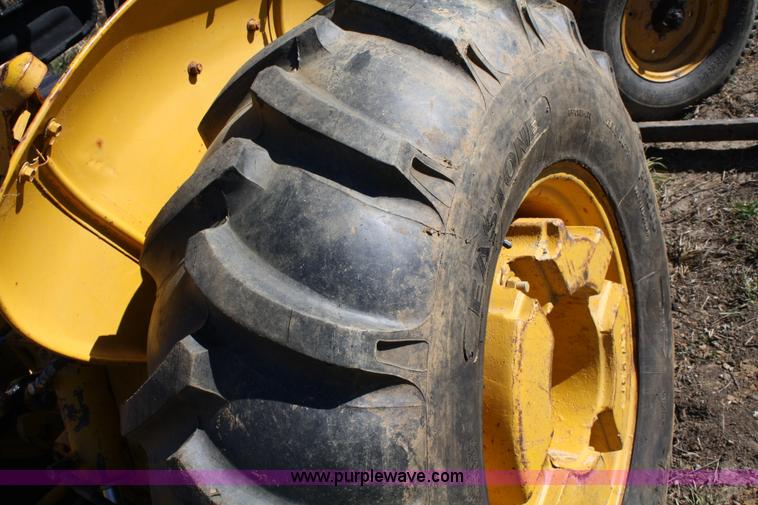 image for item 4706 1981 John Deere 302A tractor with loader