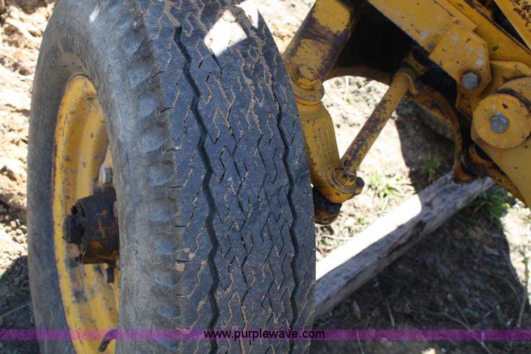 image for item 4706 1981 John Deere 302A tractor with loader