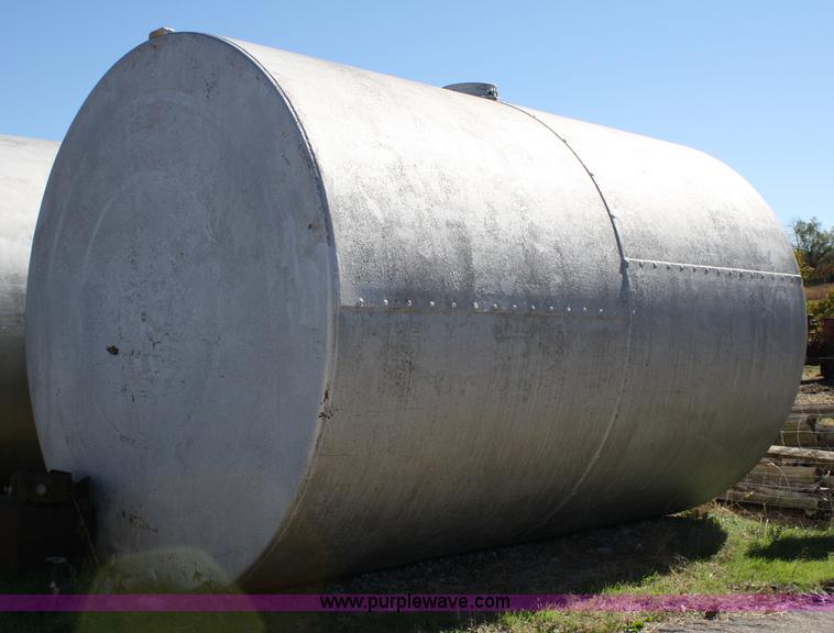 image for item 5113 8,000 gallon fuel tank with electric tokheim pump