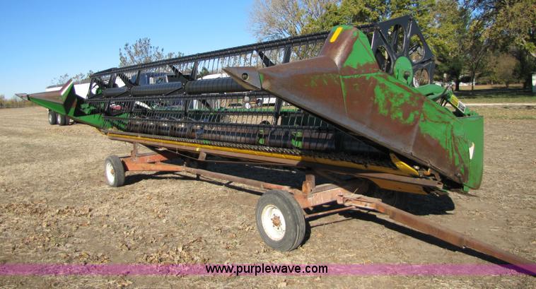 image for item 5121 1993 John Deere 925 flex platform