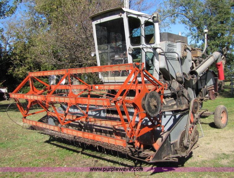 image for item 5351 1968 Gleaner E combine