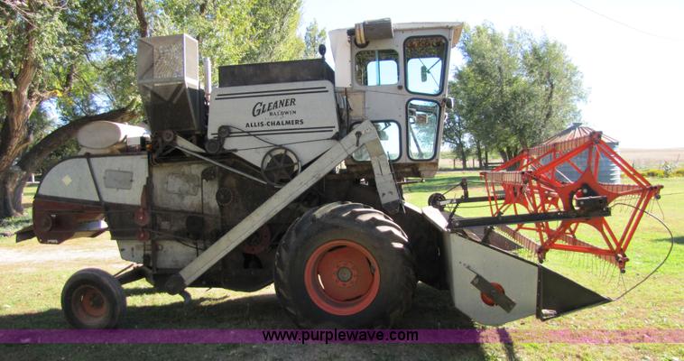 image for item 5351 1968 Gleaner E combine