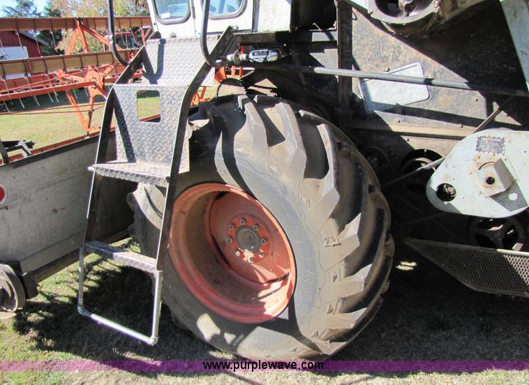 image for item 5351 1968 Gleaner E combine