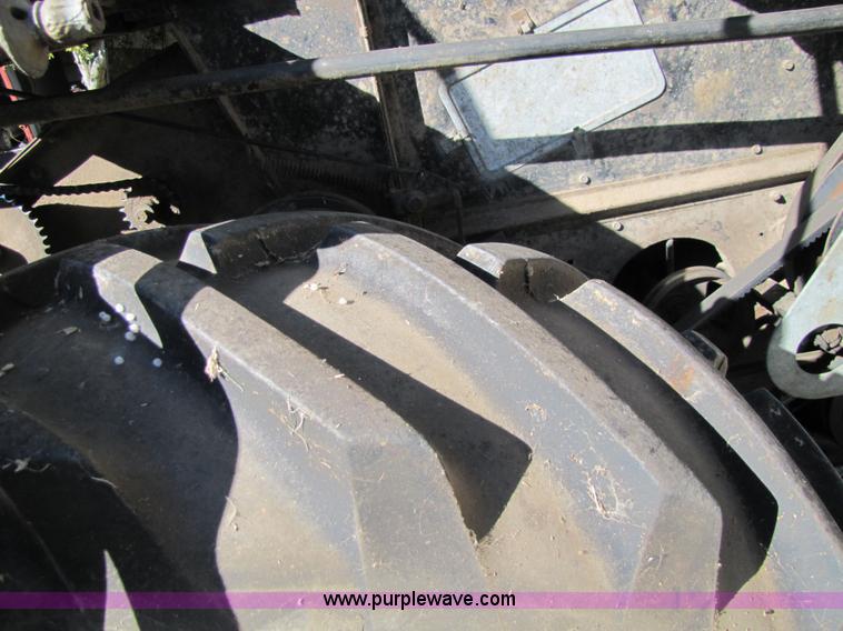 image for item 5351 1968 Gleaner E combine