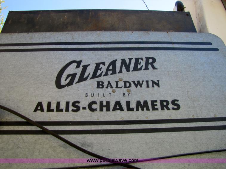 image for item 5351 1968 Gleaner E combine