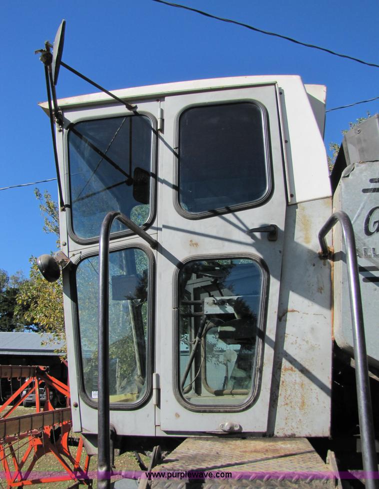 image for item 5351 1968 Gleaner E combine