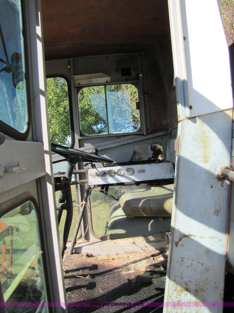 image for item 5351 1968 Gleaner E combine