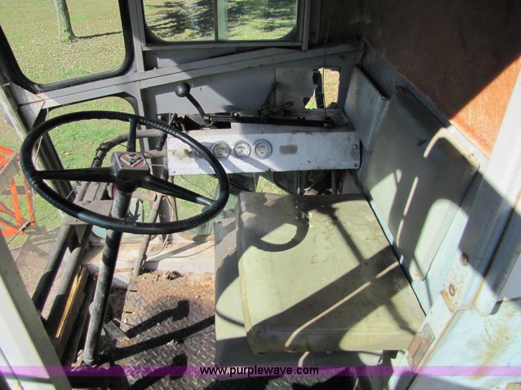 image for item 5351 1968 Gleaner E combine