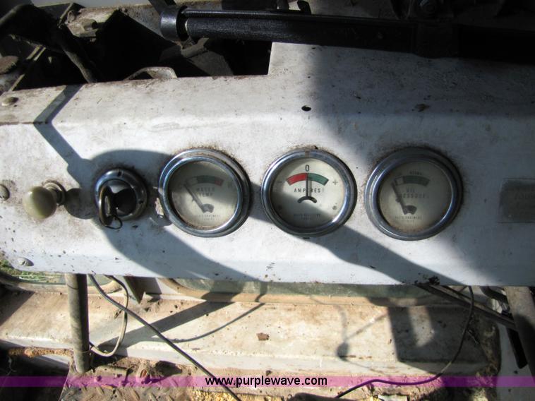 image for item 5351 1968 Gleaner E combine