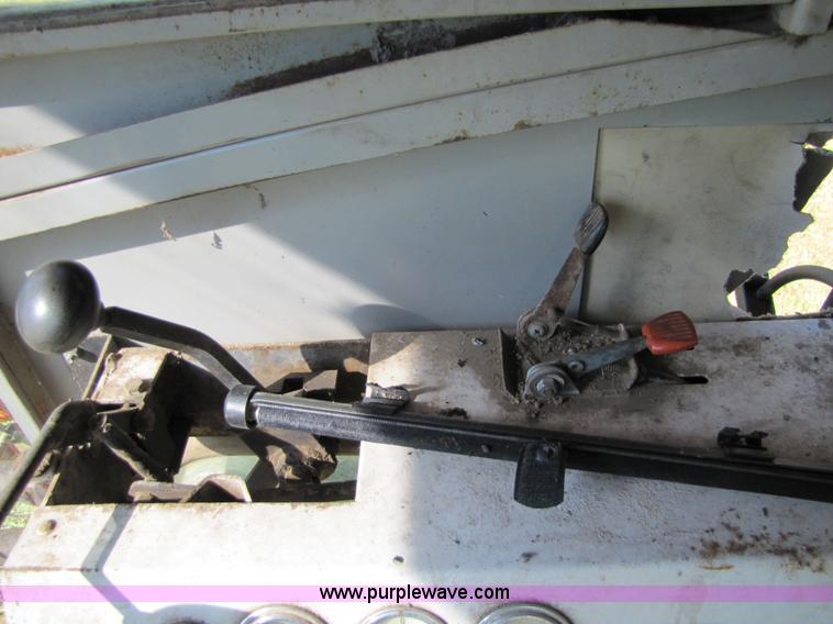 image for item 5351 1968 Gleaner E combine