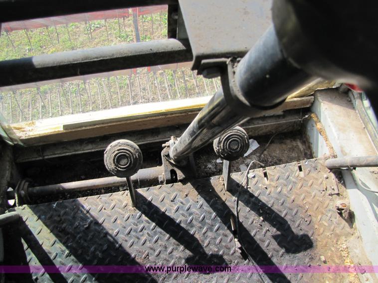 image for item 5351 1968 Gleaner E combine