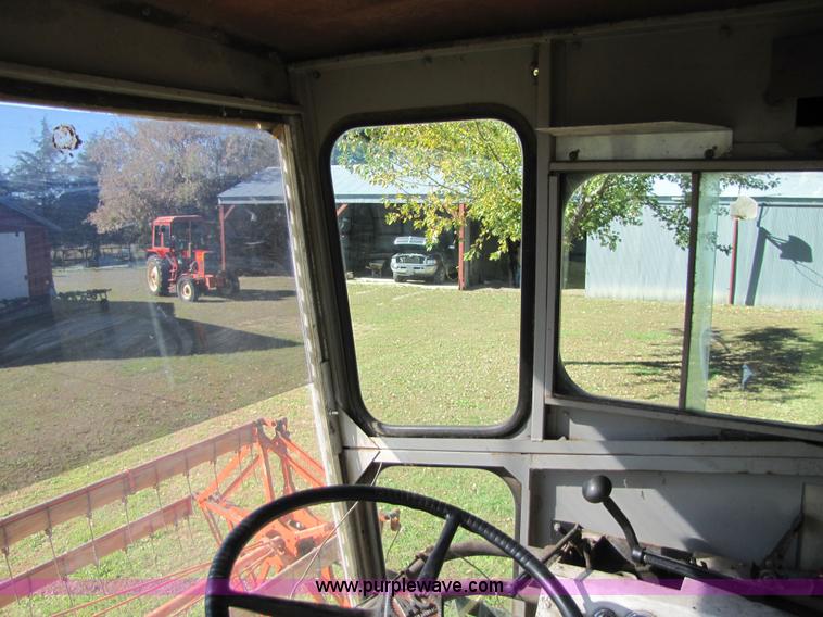 image for item 5351 1968 Gleaner E combine
