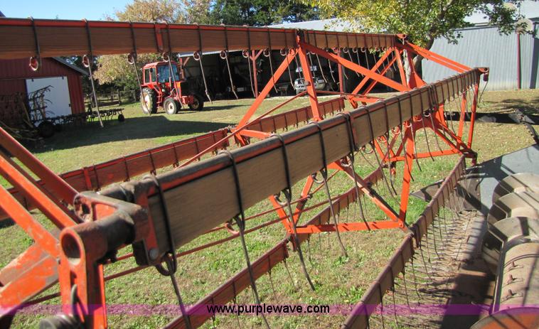 image for item 5351 1968 Gleaner E combine