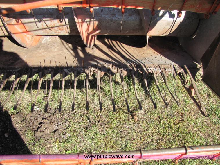 image for item 5351 1968 Gleaner E combine