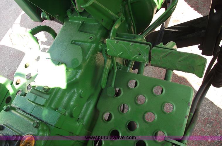 image for item 5485 1984 John Deere 1050 tractor with loader