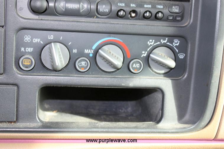 image for item 6263 1995 Chevrolet Suburban LT