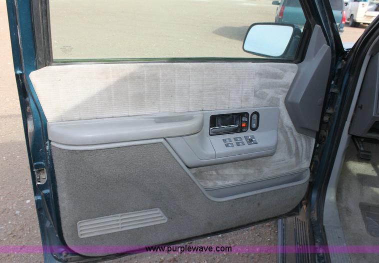 image for item 6264 1994 Chevrolet Suburban 2500