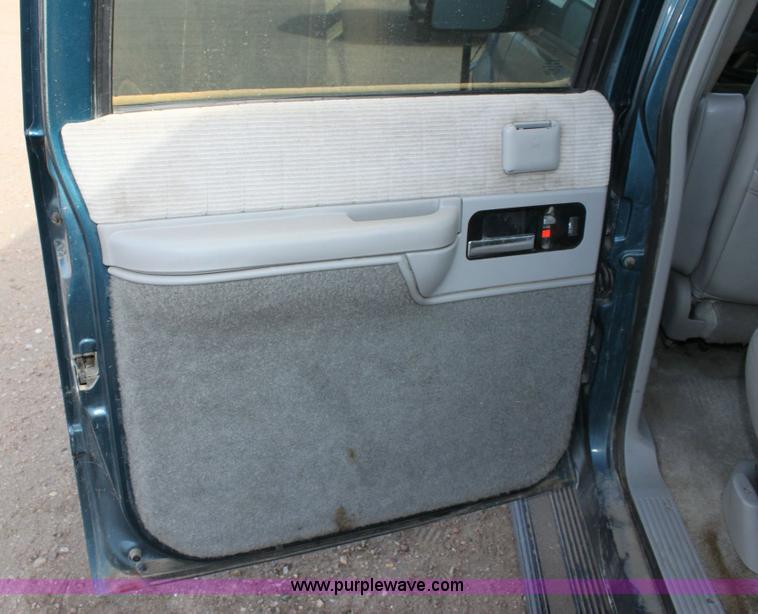 image for item 6264 1994 Chevrolet Suburban 2500