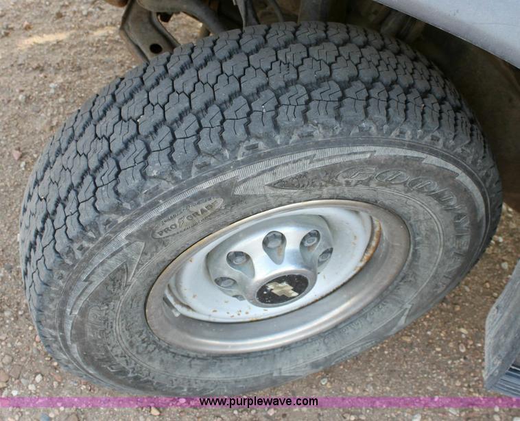 image for item 6264 1994 Chevrolet Suburban 2500