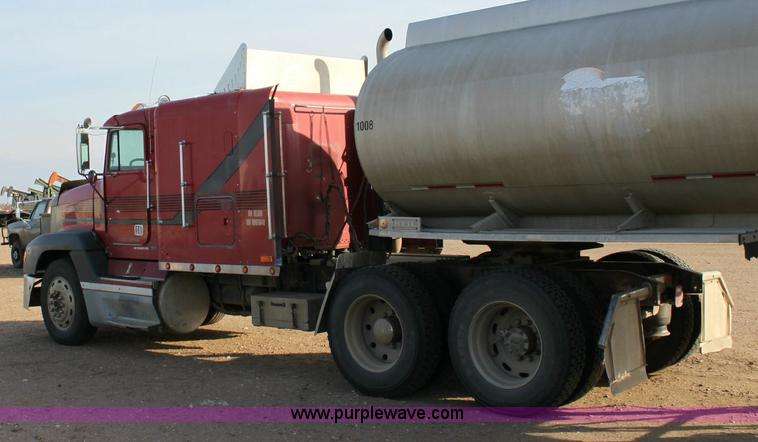 image for item 6270 1991 Freightliner FLD semi truck