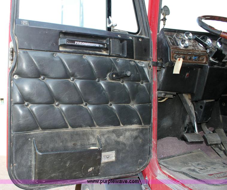 image for item 6270 1991 Freightliner FLD semi truck