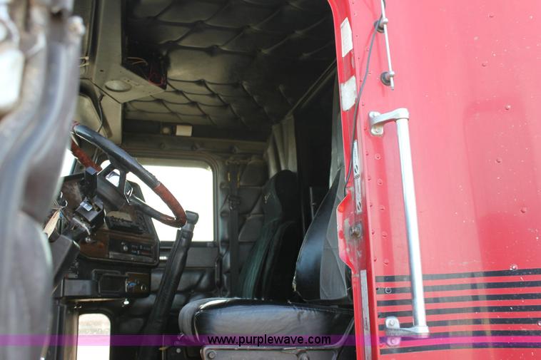 image for item 6270 1991 Freightliner FLD semi truck